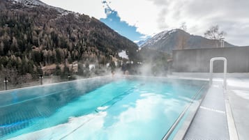 Piscine extérieure, piscine à débordement, parasols de plage
