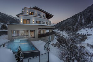 Fachada de la propiedad por la tarde o noche