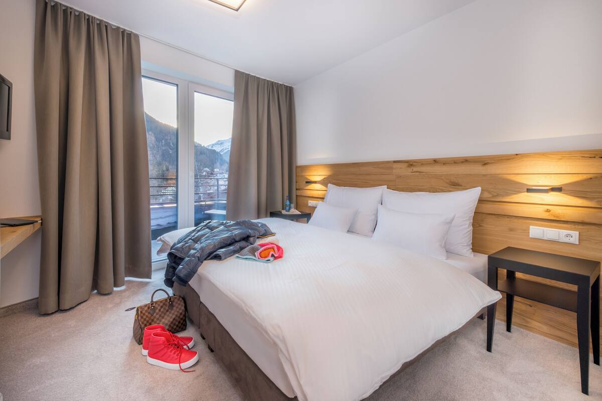 Superior Suite, Balcony | In-room safe, soundproofing, WiFi (free), bed sheets