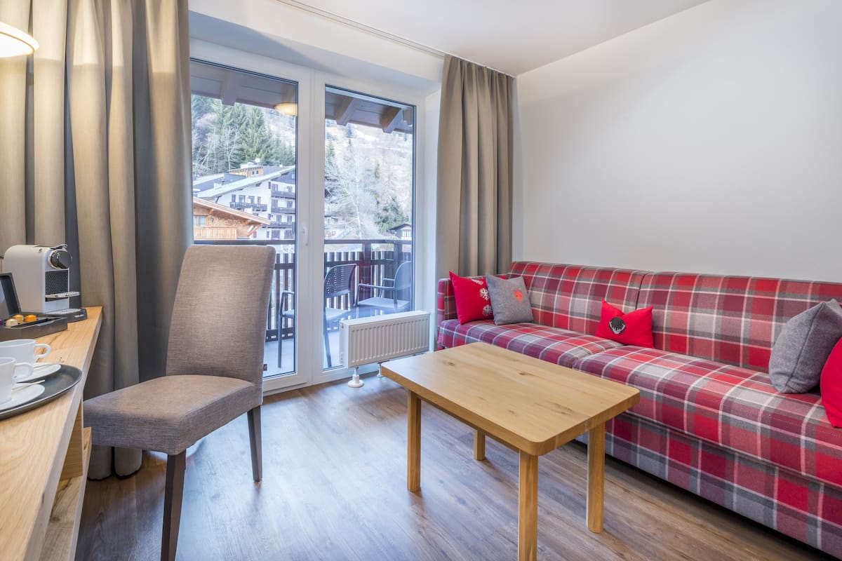Classic Double Room, 1 Bedroom, Mountain View | Living room | LED TV
