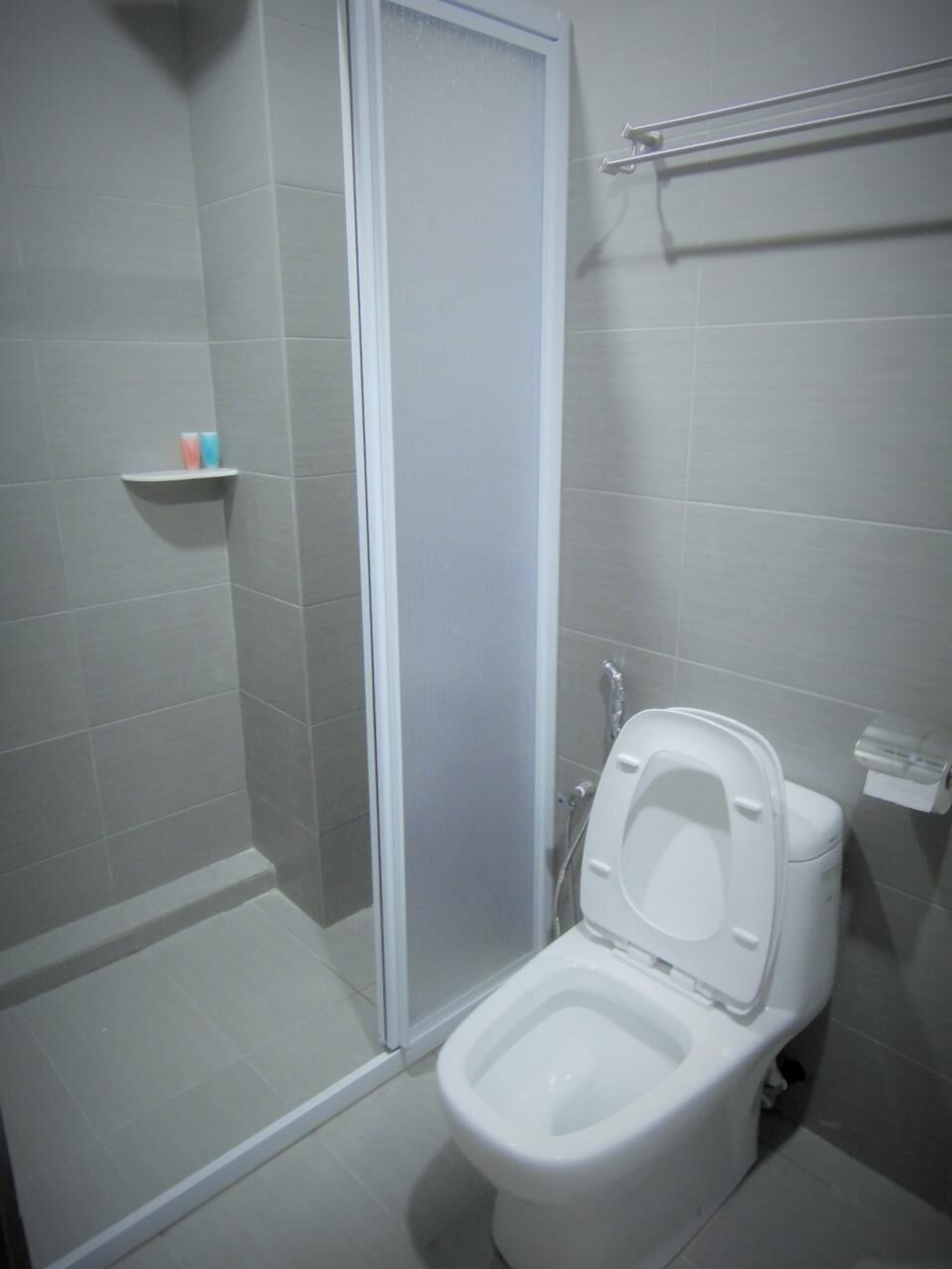 shower, free toiletries, towels