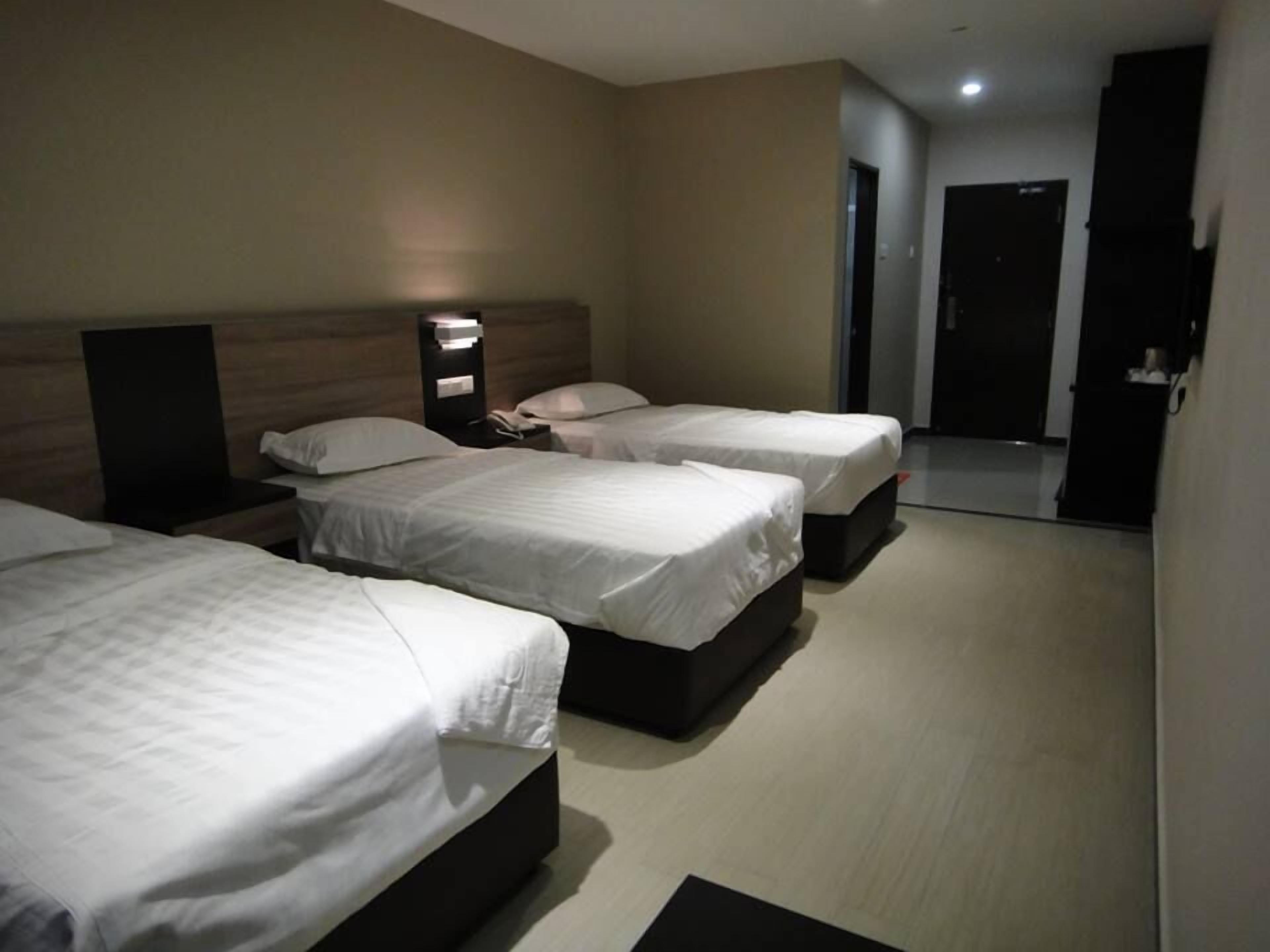 standard triple room | desk, free wifi, bed sheets