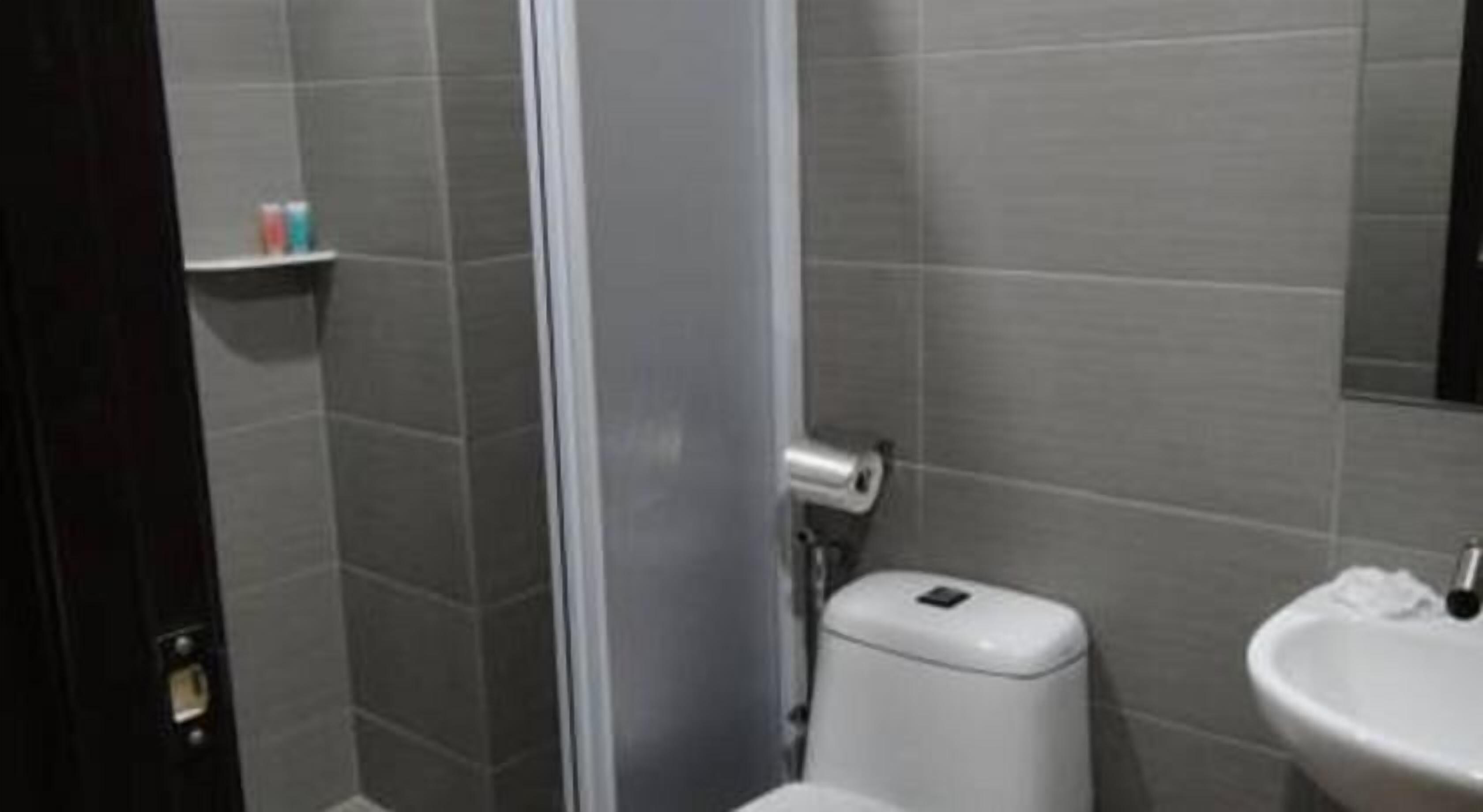 shower, free toiletries, towels