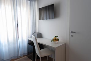 Minibar, in-room safe, desk, iron/ironing board - B&B Sirentum (Sorrento)