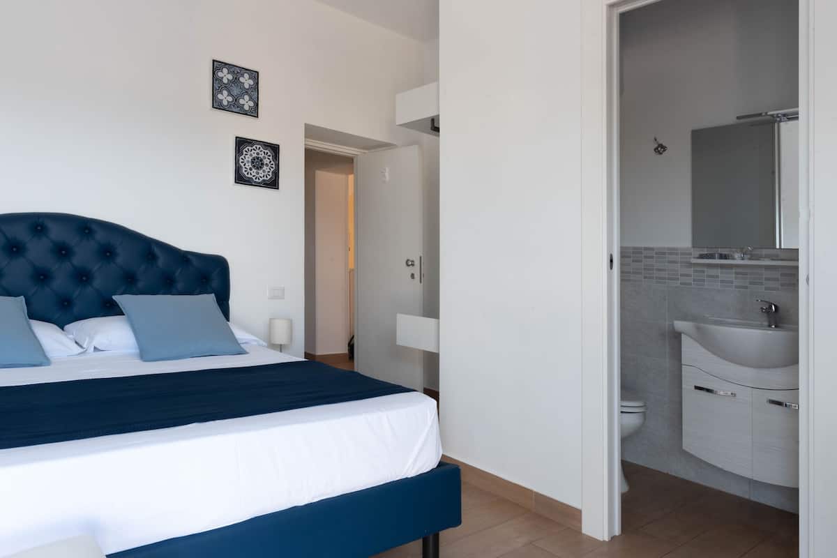 Habitación doble económica | Minibar, caja de seguridad en la habitación y escritorio