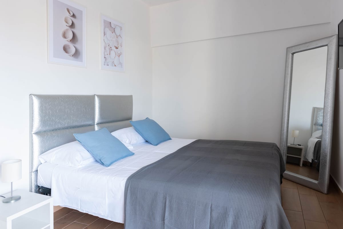 Habitación doble, vista al mar | Minibar, caja de seguridad en la habitación y escritorio