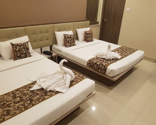 In-room safe, desk, soundproofing, iron/ironing board - Hotel Sai Chhatra (Rahata)