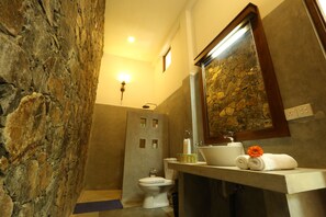 Shower, free toiletries, hair dryer, towels - Beach Grove Villas (Unawatuna)