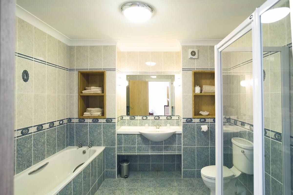 Badewanne und Dusche (separat), kostenlose Toilettenartikel