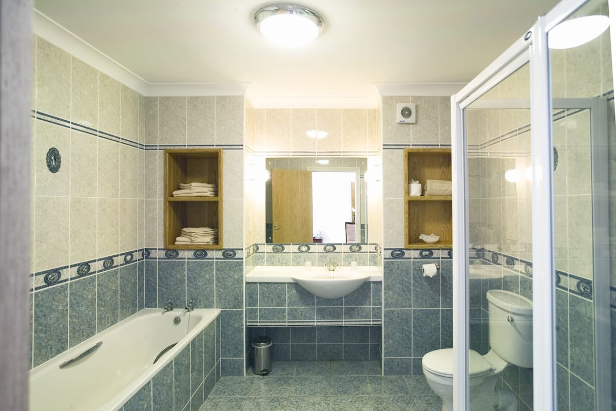 Badewanne und Dusche (separat), kostenlose Toilettenartikel