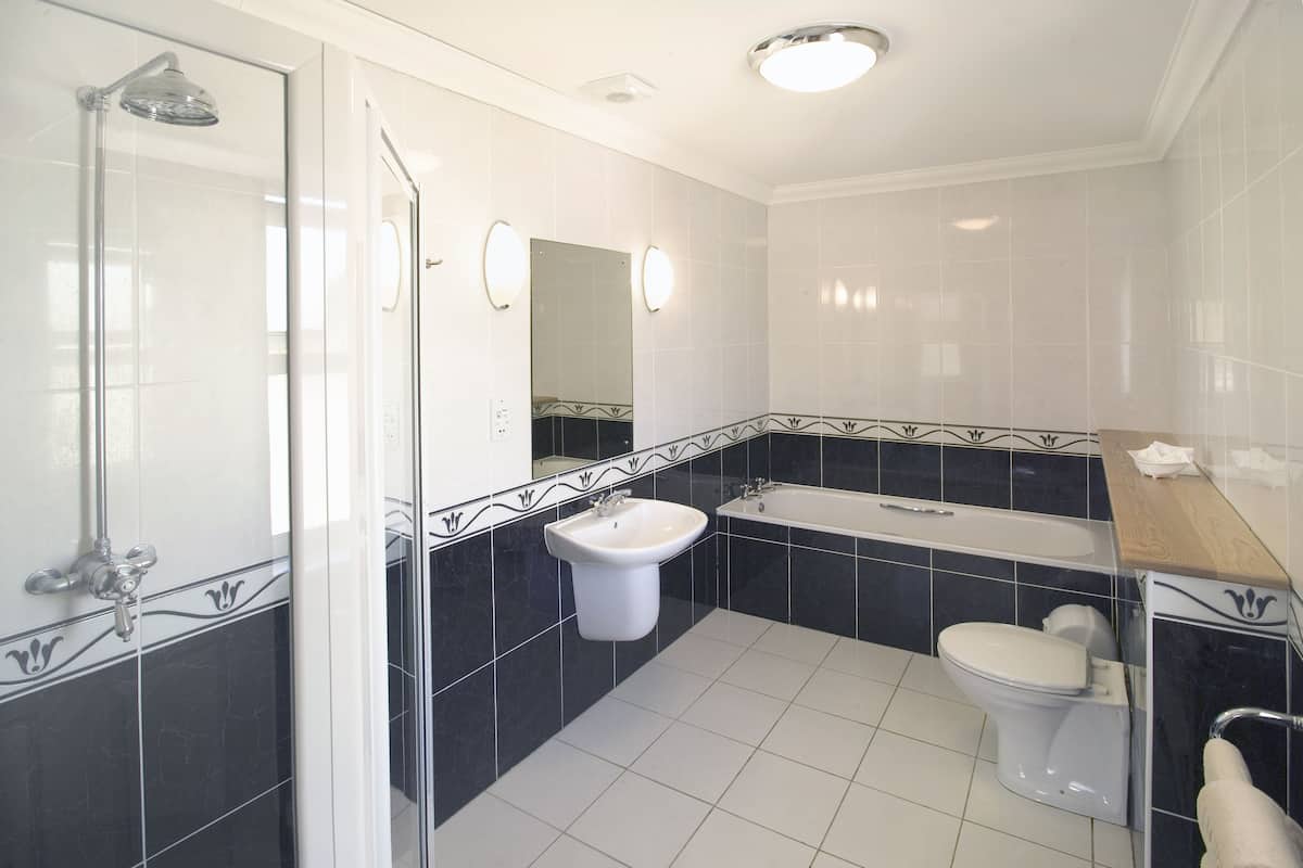 Badewanne und Dusche (separat), kostenlose Toilettenartikel