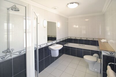 Albion Hotel - Freshwater Bay