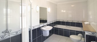 Albion Hotel - Freshwater Bay