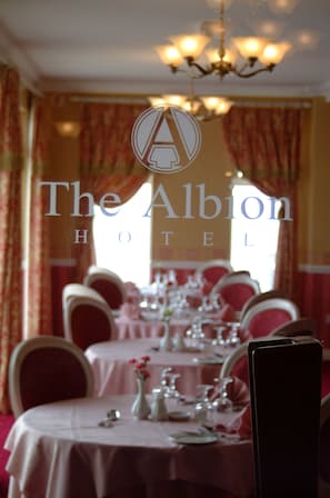 供應早餐和晚餐