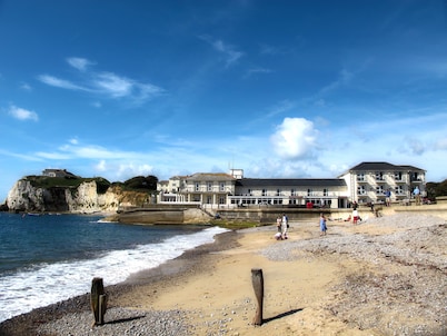 Albion Hotel - Freshwater Bay