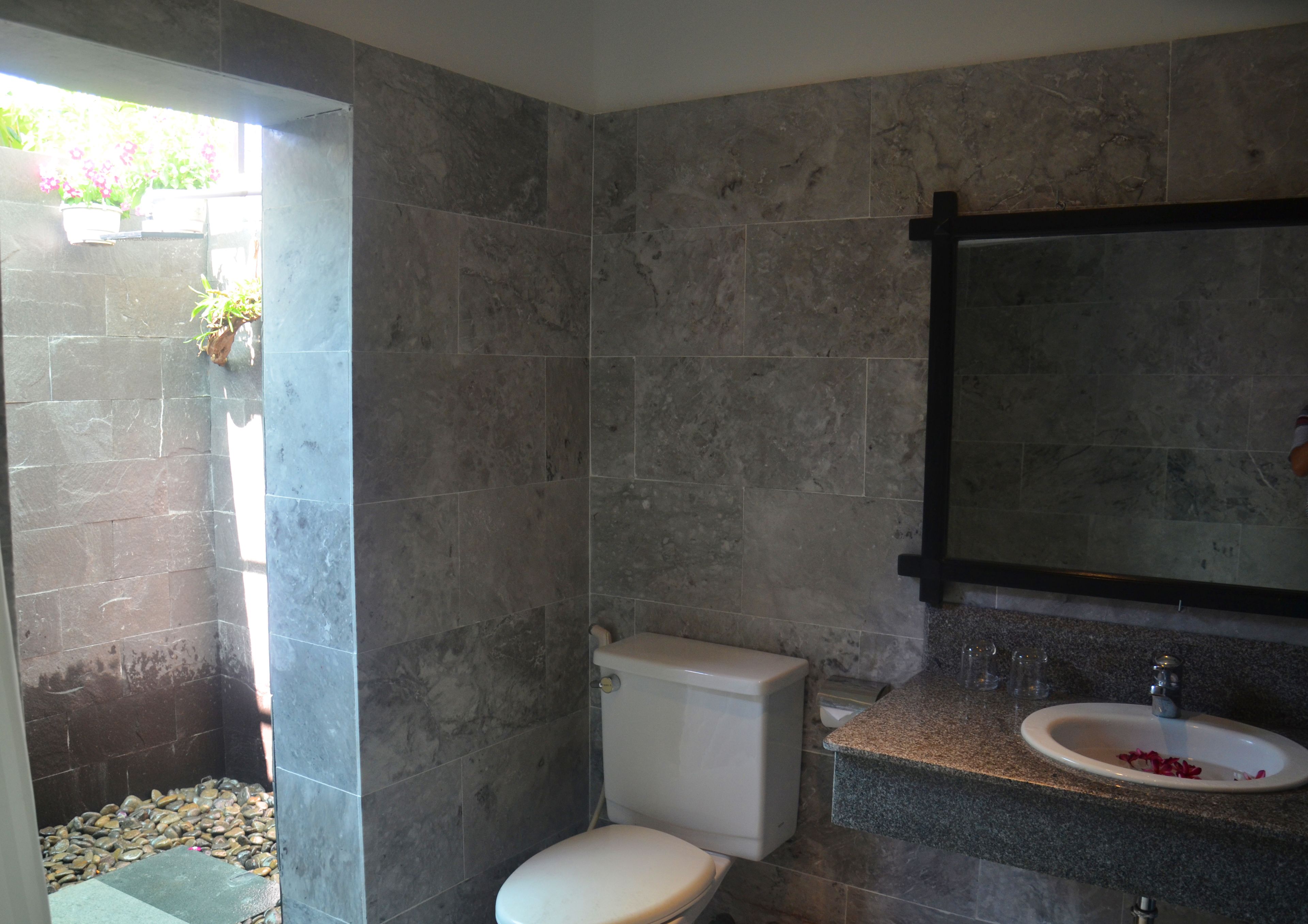 deluxe room, garden view | bathroom | free toiletries, hair dryer, slippers, towels