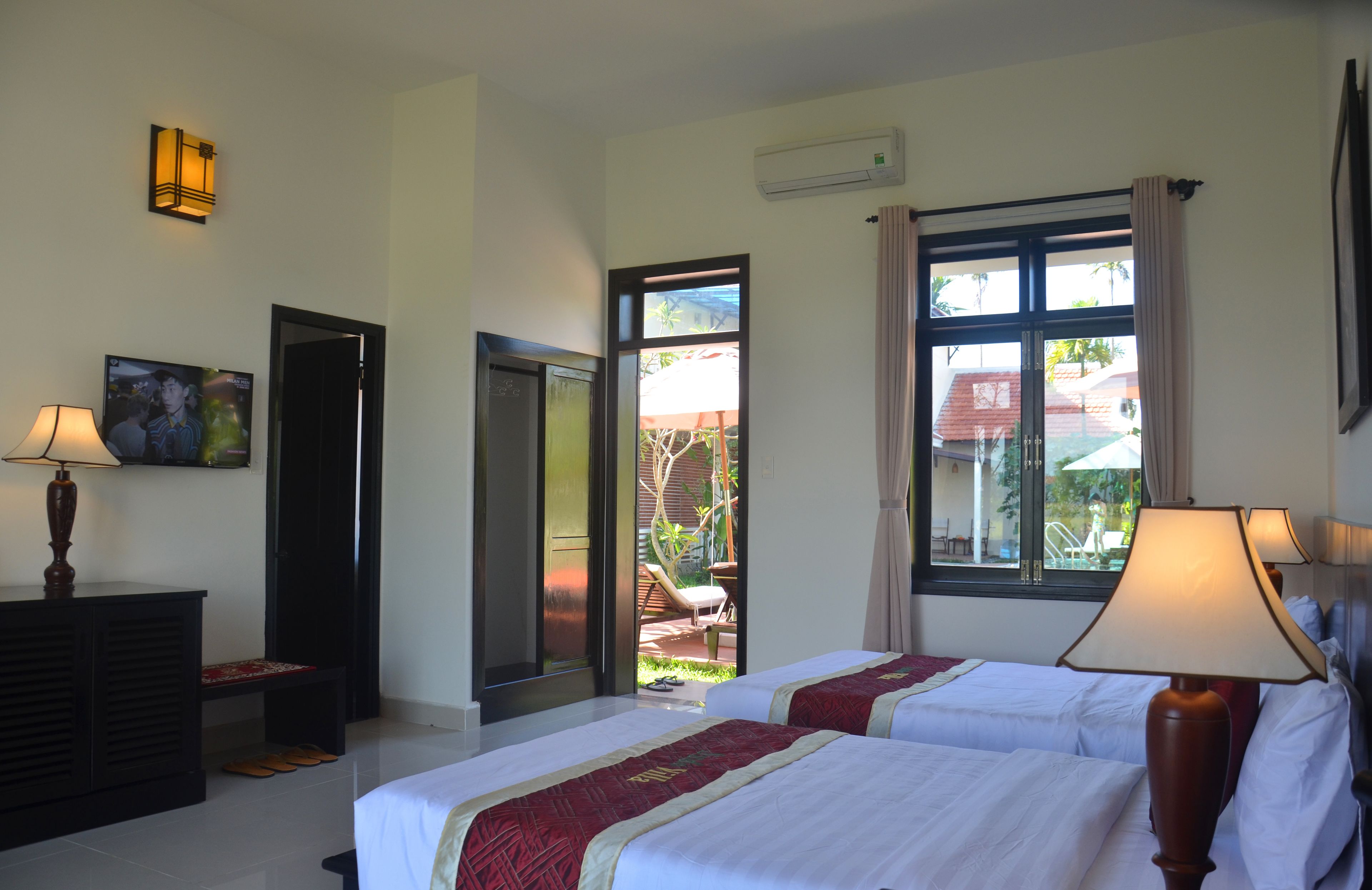 deluxe room, pool view | minibar, desk, blackout curtains, soundproofing