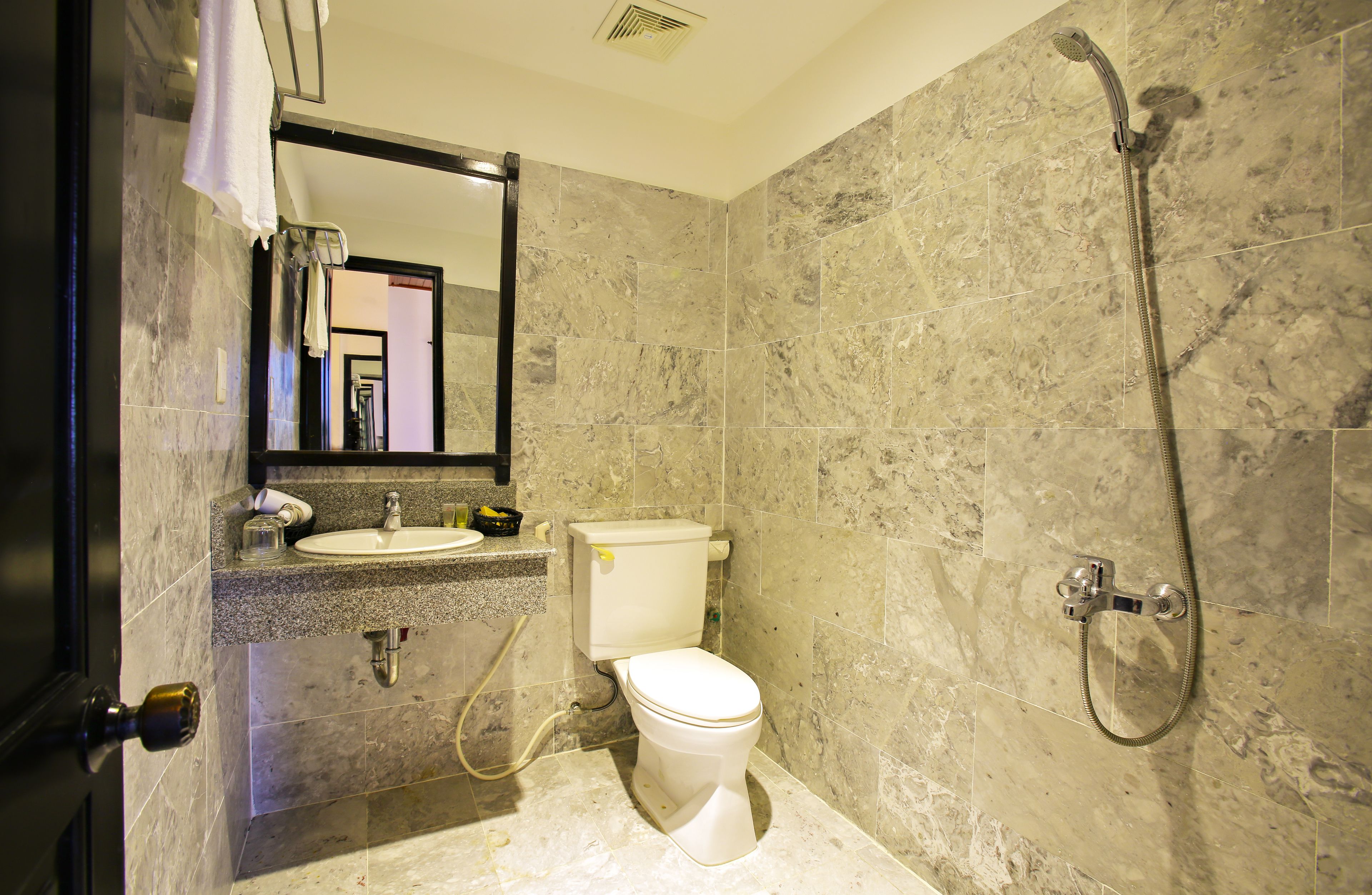 superior room, garden view | bathroom | free toiletries, hair dryer, slippers, towels