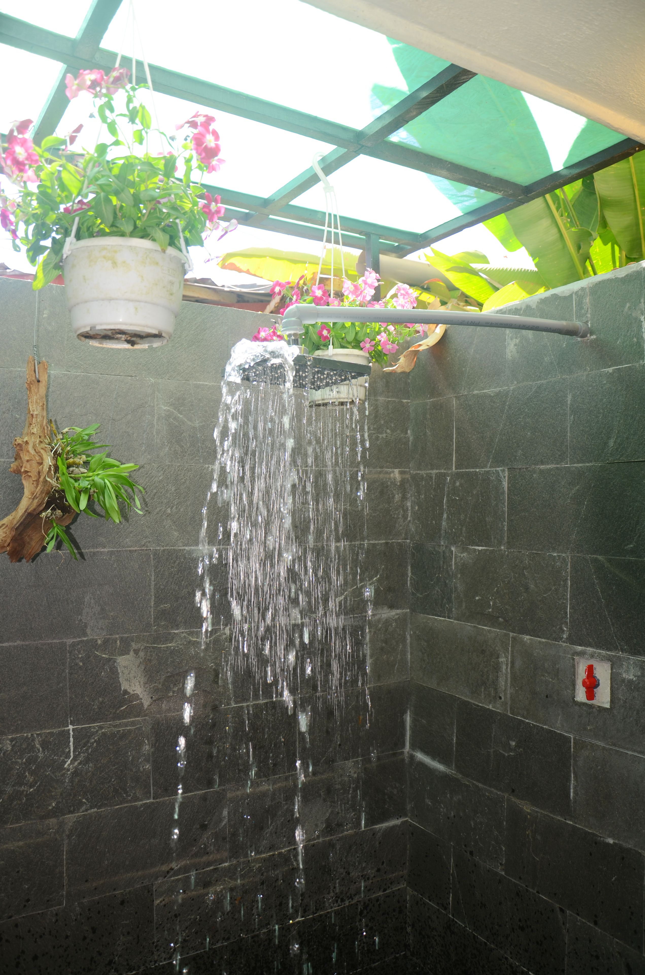 deluxe room, garden view | bathroom shower