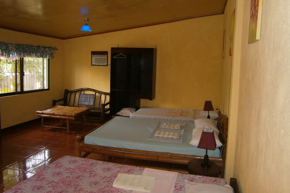 Habitación familiar | Escritorio y camas extra