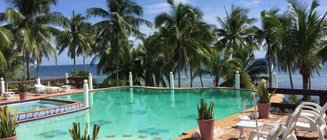 Piscine extérieure, chaises longues