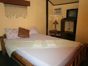 Standaard tweepersoonskamer | Een bureau, extra bedden (toeslag)