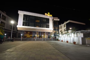 Fachada de la propiedad por la tarde o noche