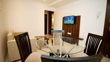 Superior Suite, 1 Bedroom | In-room dining