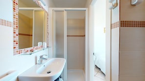 Economy Double or Twin Room, 1 Double or 2 Single Beds, Private Bathroom, Tower | Bathroom | Shower, hair dryer, bidet, towels