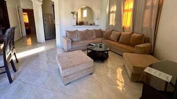 Departamento estándar, 2 habitaciones | Área de sala de estar | Televisión de pantalla plana