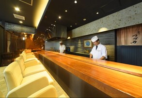 Se sirven desayunos, almuerzos y cenas; cocina japonesa