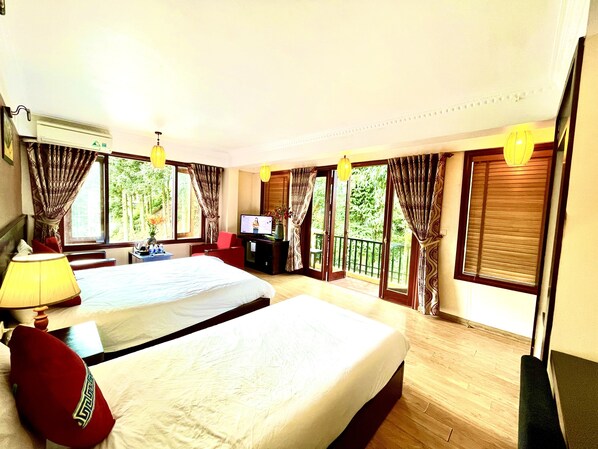 デラックス トリプルルーム | リビング エリア | 32 インチの薄型テレビ (ケーブル放送視聴可)、テレビ