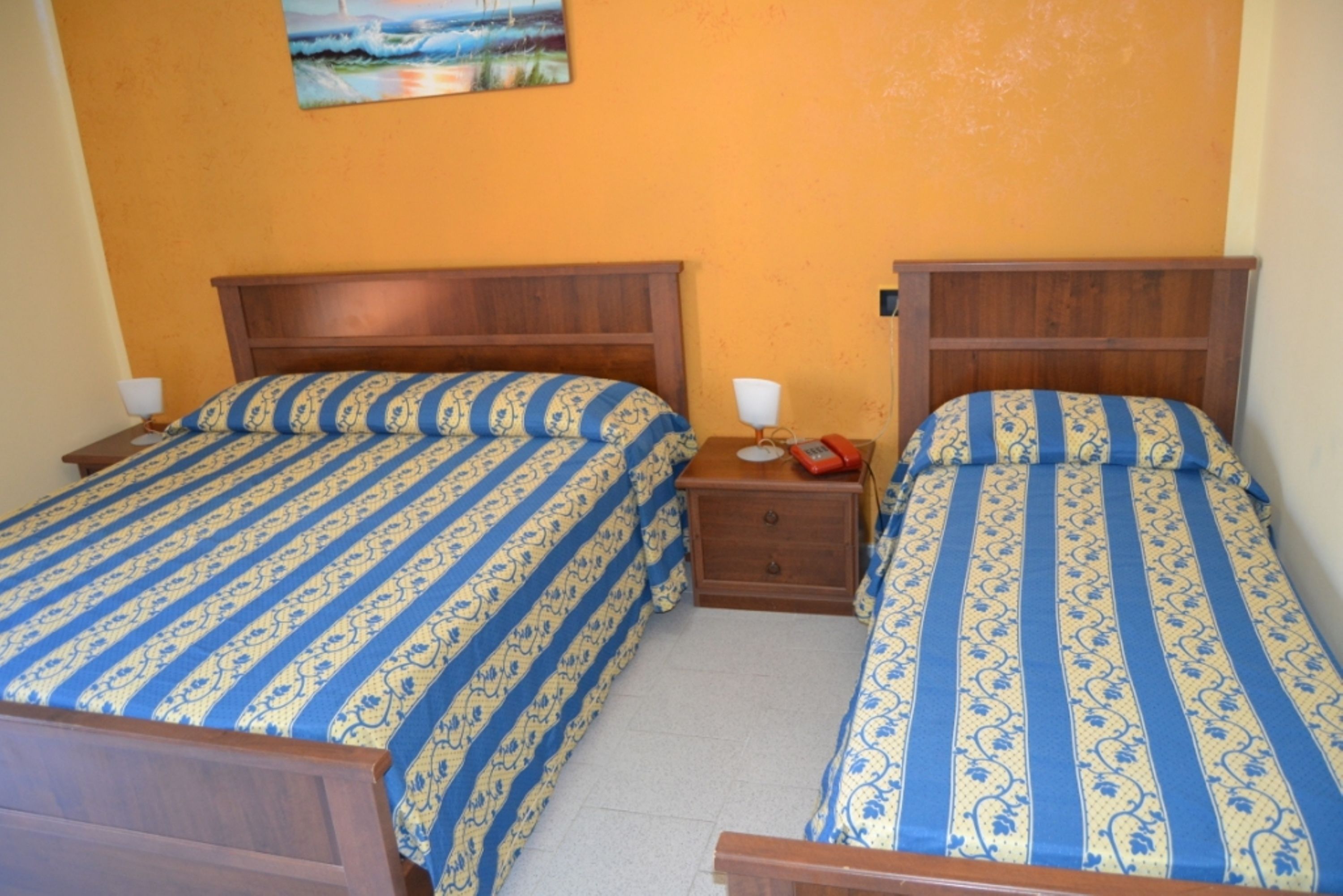 Habitación triple, balcón