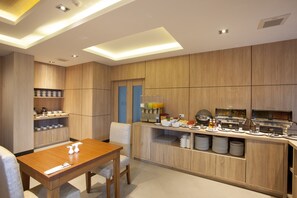 Daily buffet breakfast for a fee - Paripas Patong Resort (Patong)