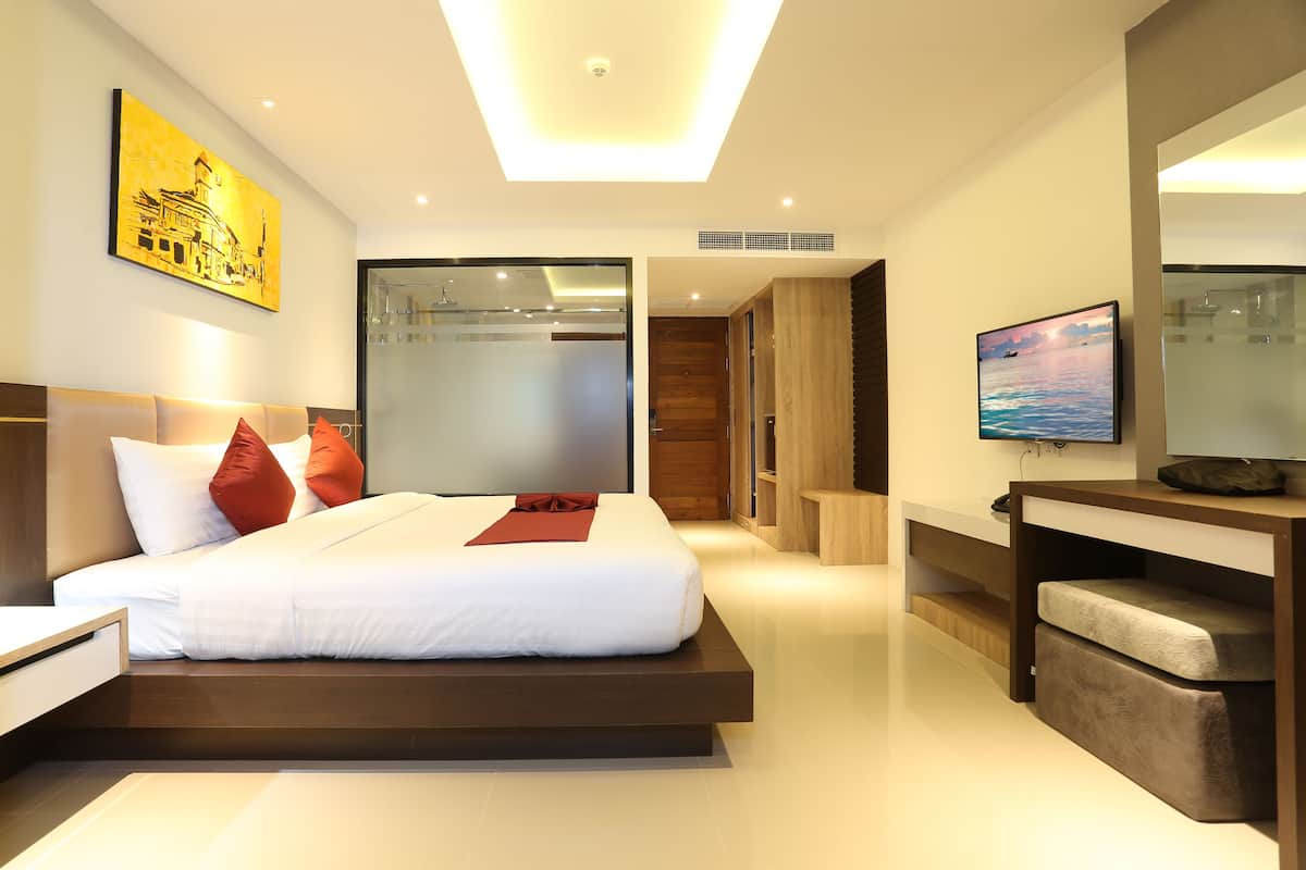 Premium bedding, pillowtop beds, in-room safe, desk