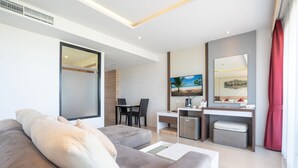 Una sala moderna con sofá, comedor y cocina.
