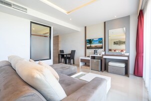 Grand Suite with Balcony | Living area