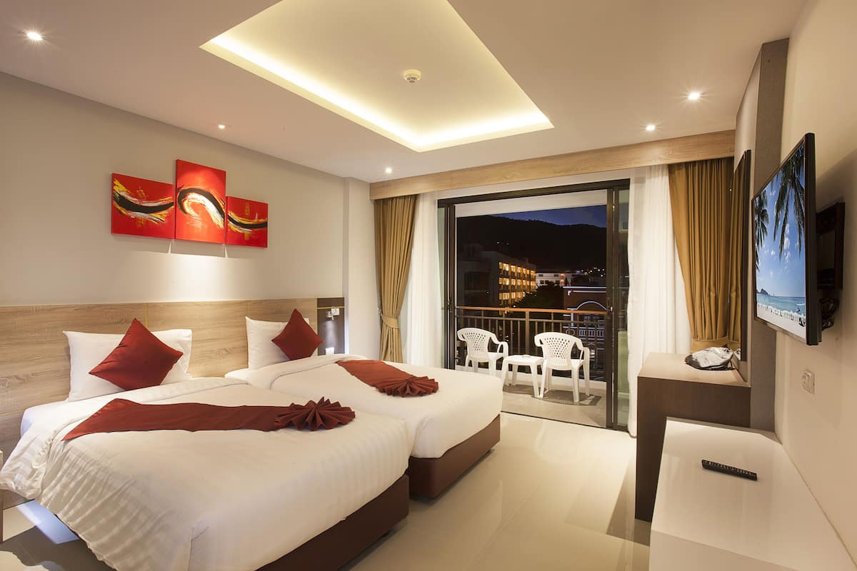 Deluxe Twin Room with Balcony | 고급 침구, 필로우탑 침대, 객실 내 금고, 책상