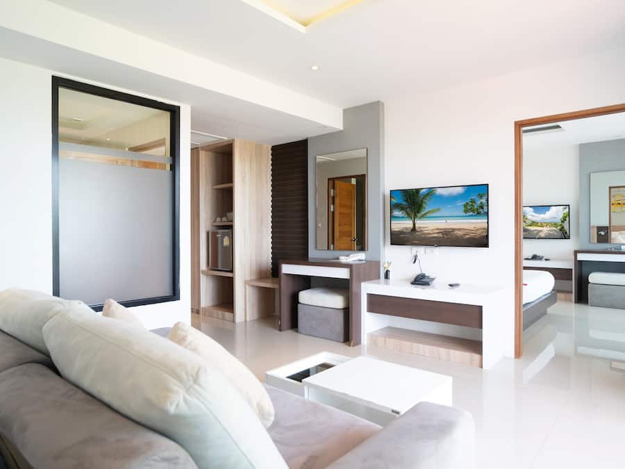 Family Room with Balcony | Área de estar | TV LCD 43 polegadas com canais via satélite, TV