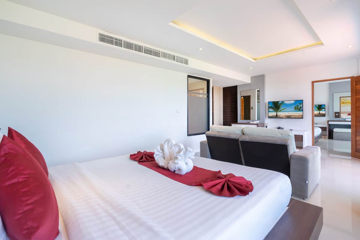 Family Room with Balcony | 고급 침구, 필로우탑 침대, 객실 내 금고, 책상