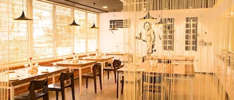 2 restoran, melayani sarapan, makan siang; sajian masakan internasional