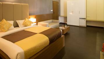 Luxury Suite, 1 Double Bed, Non Smoking, Refrigerator | Minibar, in-room safe, desk, iron/ironing board