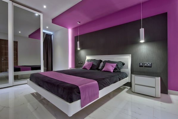 3 bedrooms, in-room safe, desk, blackout curtains