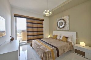3 bedrooms, in-room safe, desk, blackout drapes - The Apex (St. Julian's)