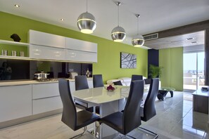 Luxury Apartment, 3 Bedrooms | Private kitchenette | Full-size fridge, microwave, oven, stovetop - The Apex (St. Julian's)