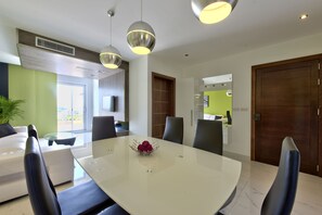 Luxury Apartment, 3 Bedrooms | In-room dining - The Apex (St. Julian's)
