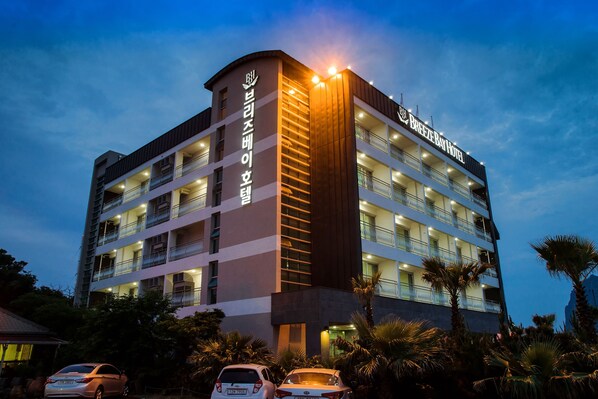 Front of property - Breeze Bay Hotel (Seogwipo)