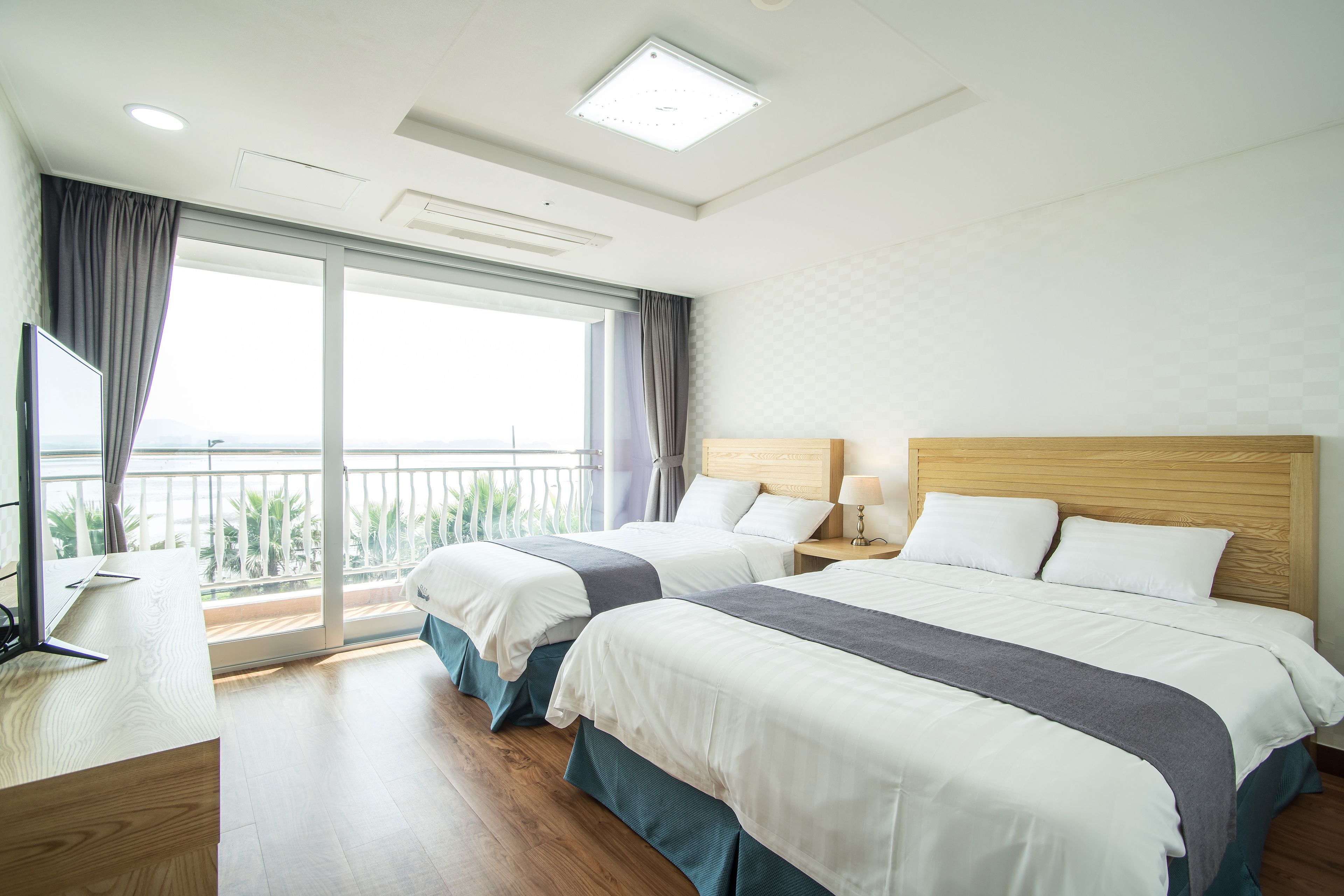 suite | 1 bedroom, individually decorated, individually furnished