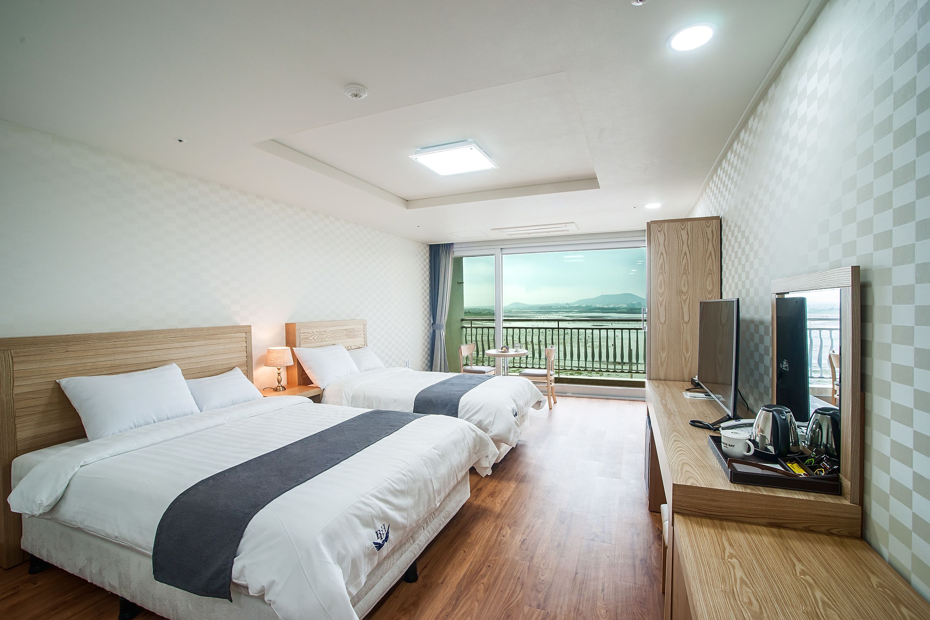 Habitación Deluxe | Decoración personalizada, muebles diferentes y cortinas blackout 