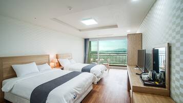 Deluxe Room | Individually decorated, individually furnished, blackout drapes